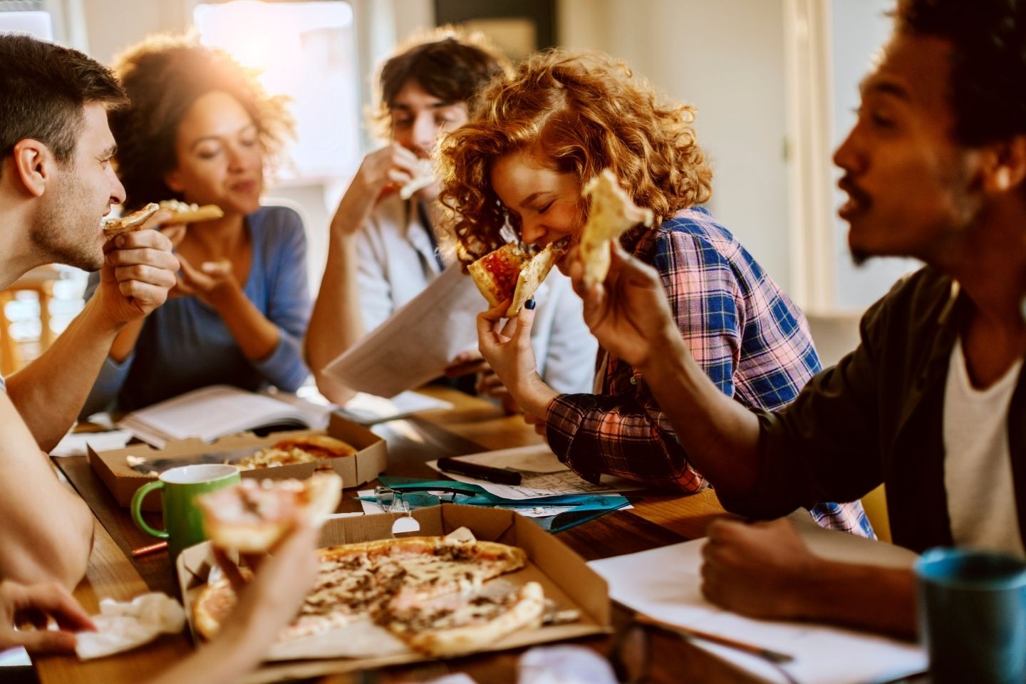 amigos-reunidos-comendo-pizza