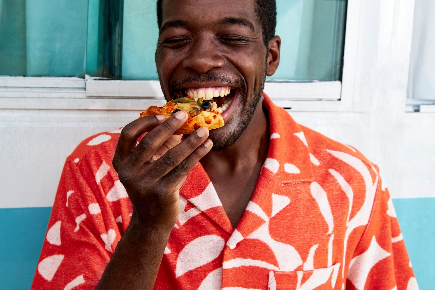homem-feliz-comendo-pizza-sozinho
