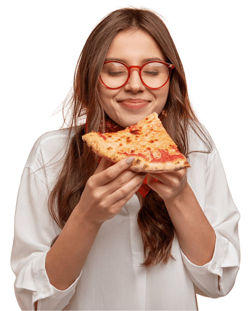Mulher jovem saboreando uma deliciosa pizza no Pizza Já em Vista Alegre Rio de Janeiro
