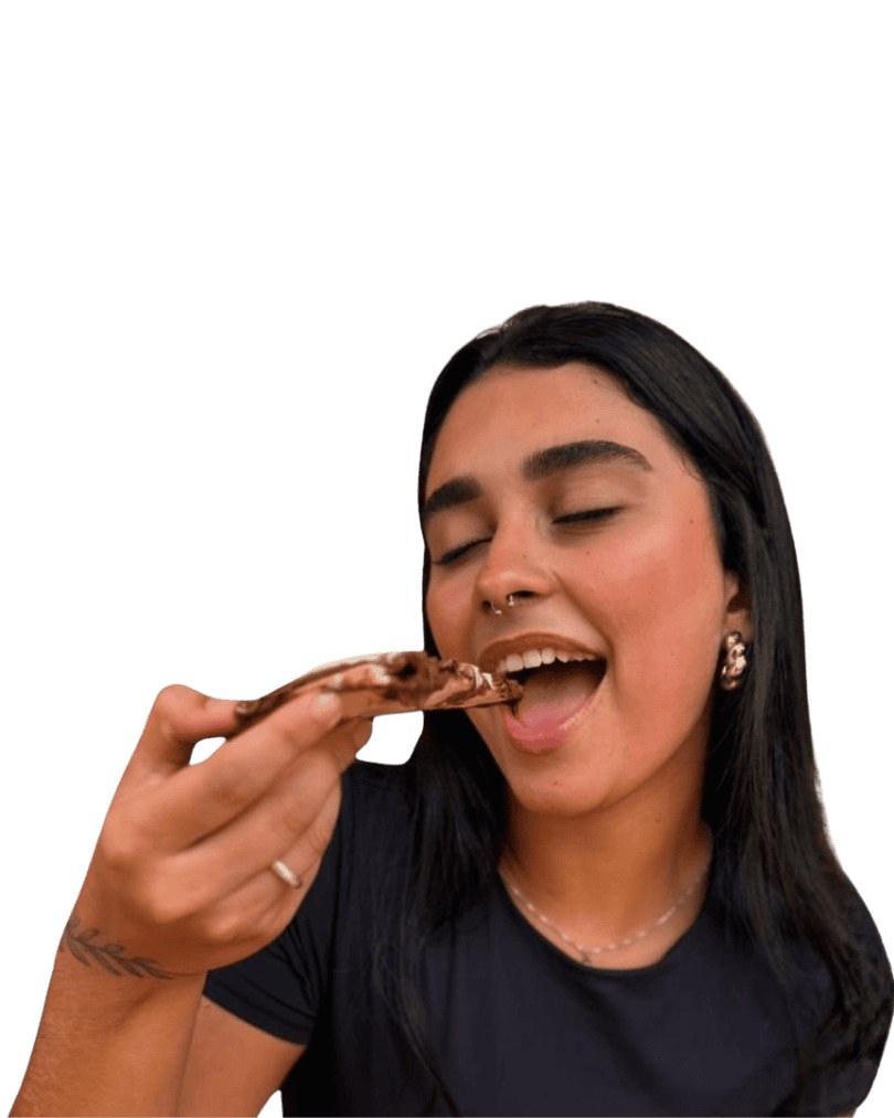 Menina saboreando uma deliciosa pizza no Pizza Já em Vista Alegre Rio de Janeiro