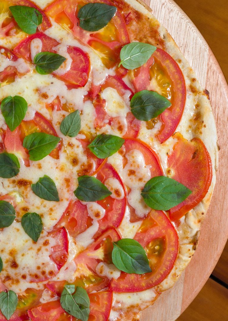 Retrato da Pizza de Marguerita com queijo derretido do Pizza Já em Vista Alegre RJ
